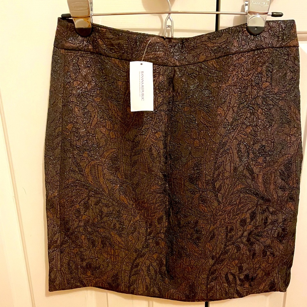 Lady’s short skirt with sparkling thread by Banaba Republic. Fits size 4. New.